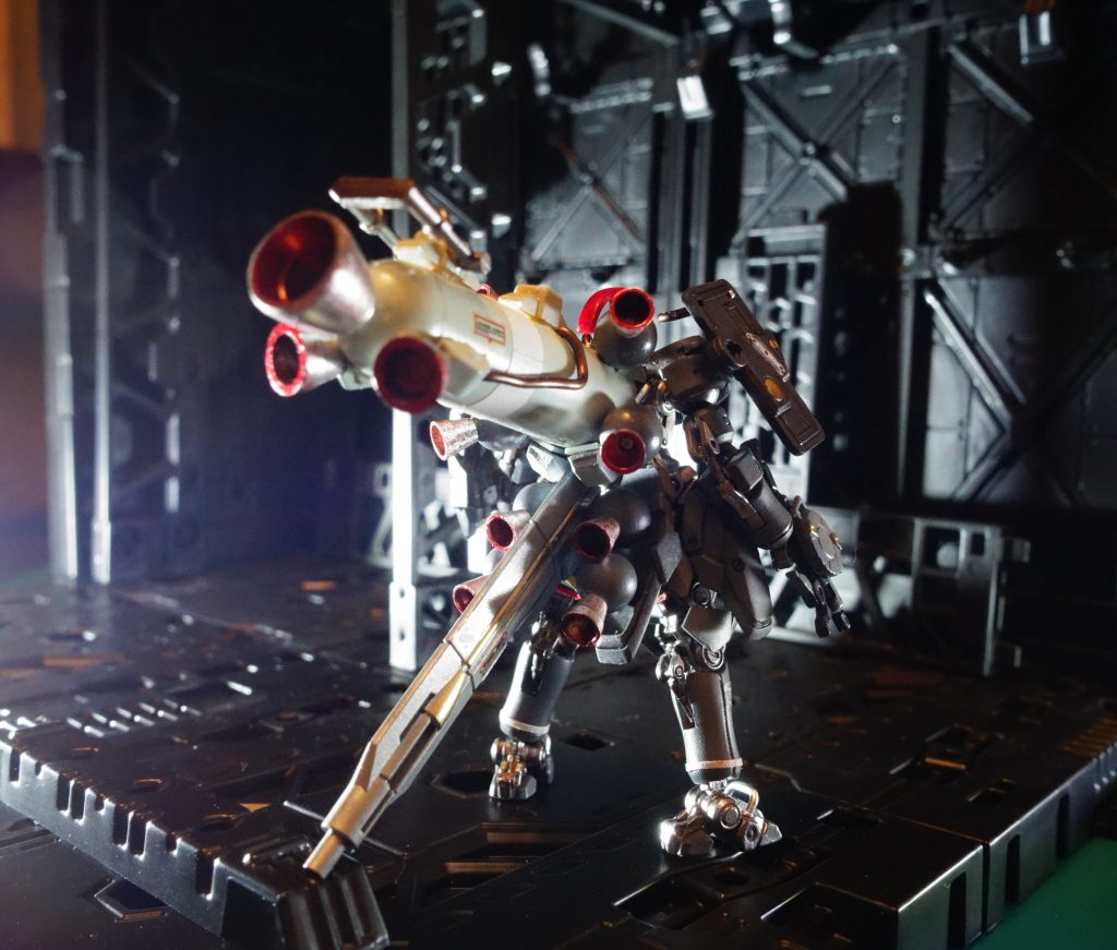 15. スラスターお化けなところがサンボルのサイコザクみたいで迫力がありますね。ネオジム接続なので、簡単に取り外せます。増加ブースターの重みで自立できませんので、支えるスタンドを“スタビライザー”ということにして取り付けました。ボディはもともとよき造形でしたので、ほぼ無改造です。