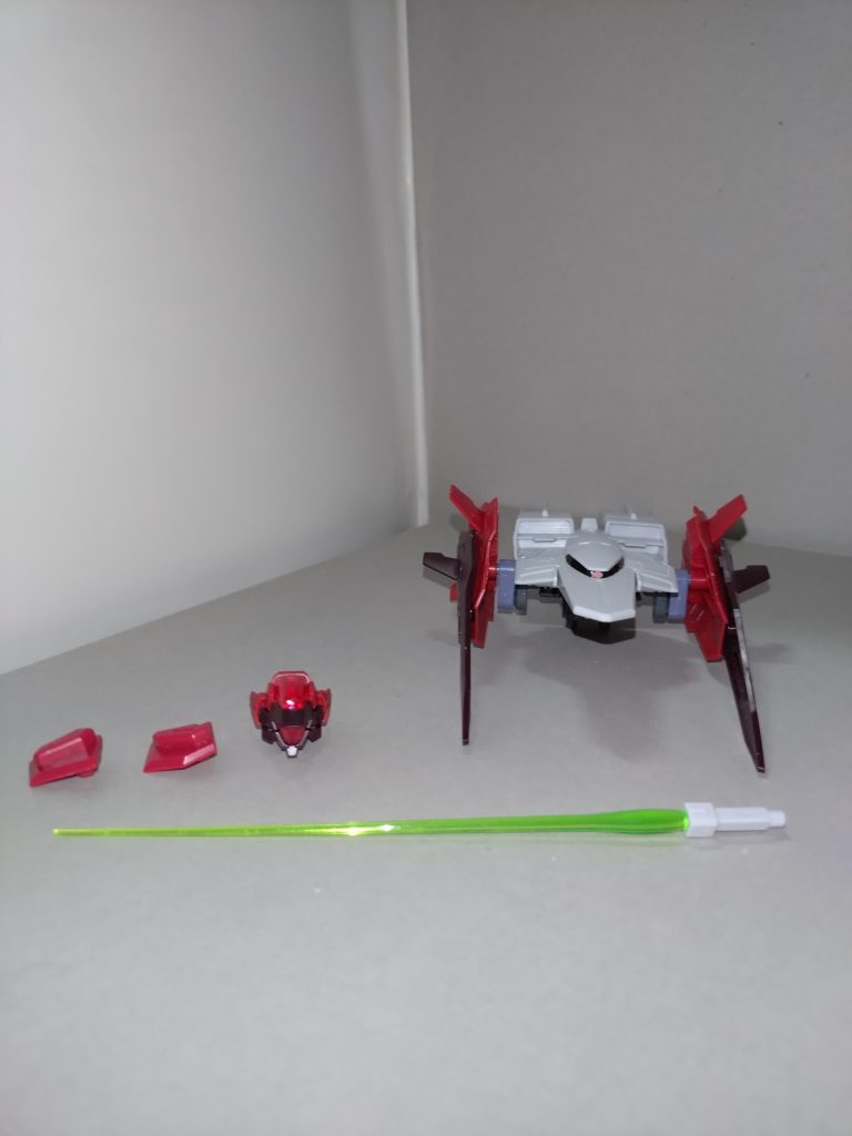 使用キット本体→イモータルジャスティス頭部・バインダー→30MMエスポジットγバックパックその他→ガンプラバトルアームアームズ。サタニクスウェポンズのバックパック基部を切り欠き、マルチマウントに接着。二穴ジョイントで本体に取り付けられるようにしました。ビームサーベル→柄の部分はガンプラバトルアームアームズのスタンド用アダプター、サーベル刃はウイングゼロ