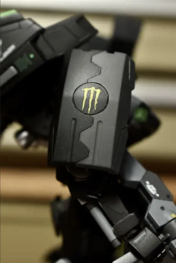 肩部シールドはチュチュ専用デミトレーナーから拝借。見慣れたマークは筆で手書きしました。そうまでして入れたかったです。笑