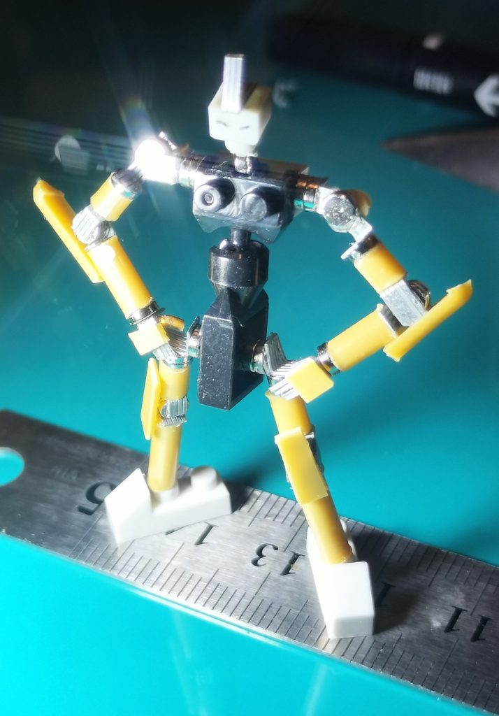 16)プチブロックのダボが胸に来てしまったので、ガンダム・アーティファクトのはずがアフロイダAみたいになってしまった。まあでも、これにアーティファクトのアーマー着せれば、カプセルアクションを超えた超小型可動ガンプラにできるかな?以上、グリプス2での新型MS潜入レポートでした。