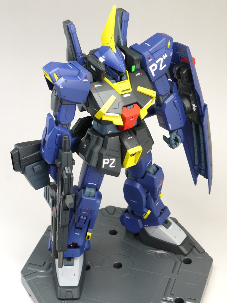 ちょっとスマートにまとまり過ぎたような気もしますが、いかがでしょうか?次回作はプレバンから届いたHGの機体を比較的素直(?)につくろうと思います。ご覧いただきありがとうございました。