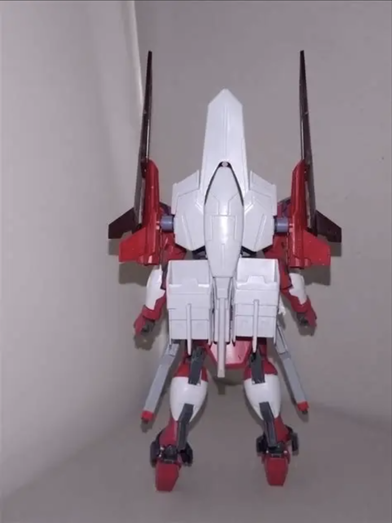 MA形態一般仕様と変形パターンは変わらない。このMA形態は、本校生徒会長・奥沢美咲をして「ビグ・ザムの小型版」と言わしめたが、その最たるものこそが、機首底面の長距離プラズマ砲と、シールドからのビーム、その下のビームライフルによるフルバーストである。