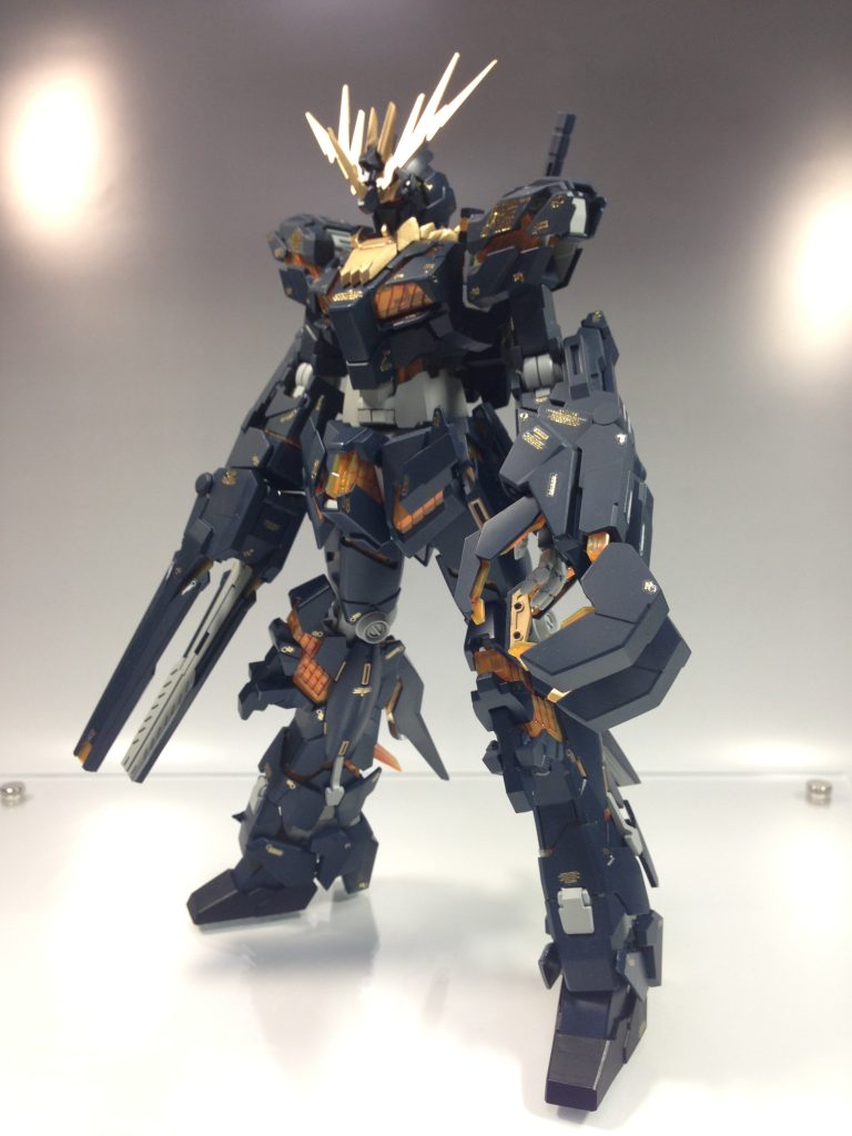 デストロイモード時の足が長すぎるため、下記の改造を行いました。爪先延長太もも幅増し太もも短縮また、襟が劇中に比べて大人しすぎると感じたため、エポパテでトゲトゲにしています。