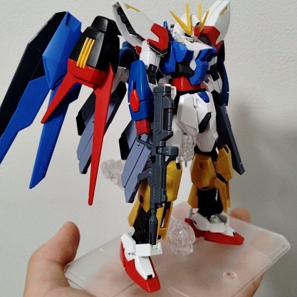現在制作しているものです。幼い頃ミキシング改造したもの（写真はありません。撮ってません）をリメイクするというテーマで作っているものでございます。実は僕、ビルドファイターズを見てからガンプラにハマりだしました。本格的に自分で製作するようになったのは小学4から5年生です。実はこのガンプラ、自立ができません。バックパックが重すぎるからです。1枚目のように飾らないと倒れてしまいます。また、普通にポーズをとって飾ったら台座が確定で壊れるぐらい重くなってしまいました…(gundam-kao9)（飾ろうと台座に乗せたら変な音がした）なので手で持ってポージングしないといけないのです…(zaku-kao9)3枚目のものはフリーダムストライカーとでも名付けましょうか。コレのせいでめちゃくちゃ重いのです…4枚目は本体。全然軽いです。5枚目はハイマットモード。手に持ってるだけで重さが伝わってきます…くうぅっっ！！（1枚目）