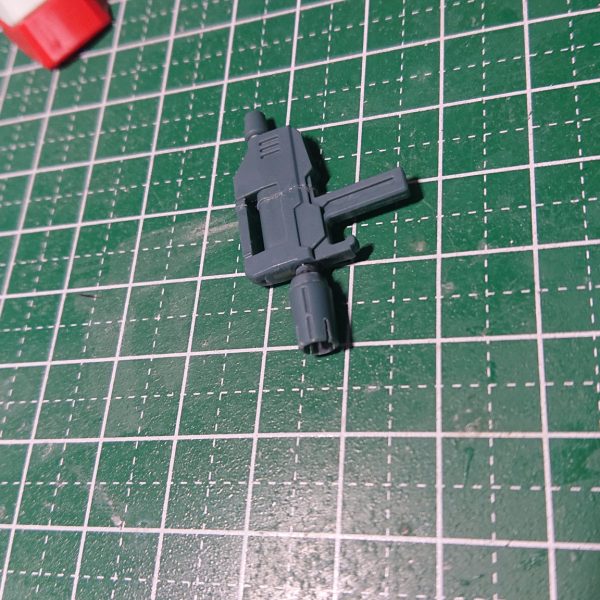 次の問題は武装。ジムといえばビームスプレーガンですが、ジムは持っていないのであるわけが無く、かと言ってフルスクラッチする技術も無いので、EGガンダムのビームライフルをそれっぽく改造。ネオジム磁石を使っているのでサイドアーマーにくっ付きます。（2枚目）