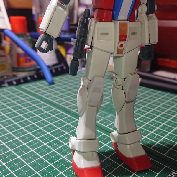 次の問題は武装。ジムといえばビームスプレーガンですが、ジムは持っていないのであるわけが無く、かと言ってフルスクラッチする技術も無いので、EGガンダムのビームライフルをそれっぽく改造。ネオジム磁石を使っているのでサイドアーマーにくっ付きます。（3枚目）