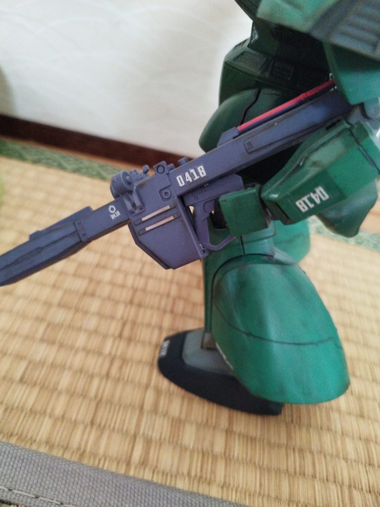 バスーカもウェザリングと塗装をしました！貼ってあるデカールは軍警ザクのものです