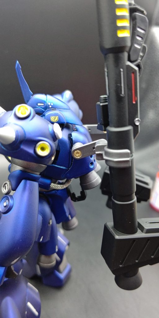 トゲがある方の肩の後ろのトゲは正直無くてもいいかなと思い無くしました、それとバズが肩に干渉しやすかったので試しにと30MMシリーズに付いてくるマルチジョイントを使って干渉しないようにとバズの角度の自由度を上げてみました正面から見ると思った以上にバズの幅が空いたので少し微妙かなとは思いましたがこのままにしています