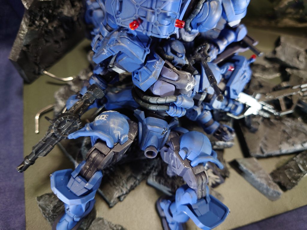 第1話で首に斧をさされた軍警ザクです。