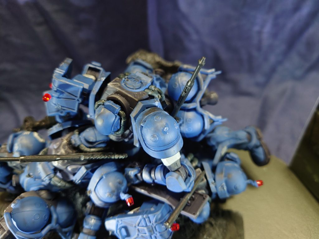 同じく第1話で脇腹を斧でさされた軍警ザクです。