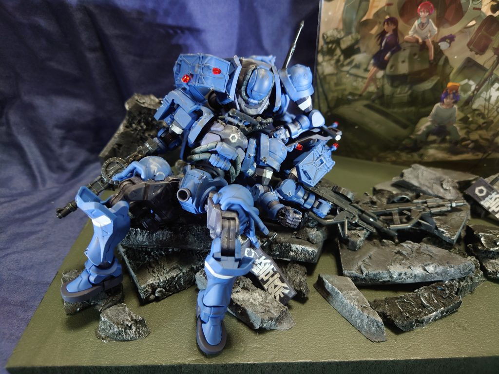 マチュが座っているザクの頭はモビルスーツサイズに合わせるため、軍警ザクを3体山積みにして表現しました！