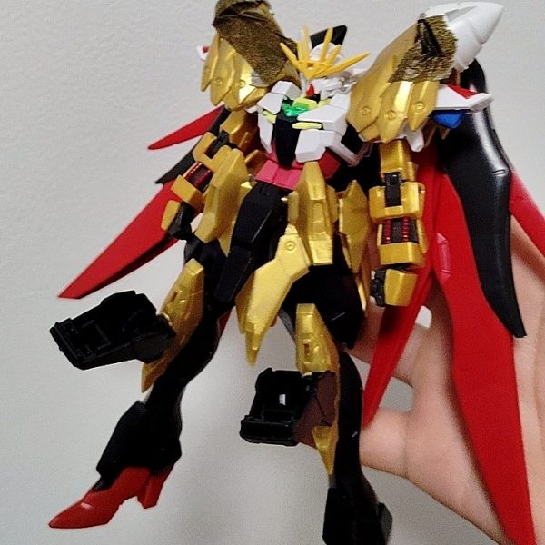 現在制作しているラスボスガンプラです。名前はガンダムルシフェル・カタクリズムです。本機はGNドライブを3基搭載しています。両肩と、リアアーマーです。2枚目は素体でございます。この機体、高速戦闘を得意としており、武器はサーベルしか持ってません。近接戦闘が大の得意だからです。一方で、射撃武装を持っていないので遠距離戦闘は大の苦手。そこが弱点です。この機体、チート装甲を持っているという設定で、実弾、ビーム問わずでほぼ何も効きません。ただ、これはフルパワー時で、装甲はアストレイのような発泡装甲なのでめちゃくちゃ防御力が弱いです。装甲が弱いので、ドライブを3基搭載してそこの弱さを補っています（全て破壊されたら弱体化しますが）発泡装甲なので、軽いことを活かした高速戦闘が得意です。このガンプラは以前投稿したダブルオーフルクロスが敵組織に奪われ、独自に改良された設定です。特技はトランザム、デスティニーの分身が使えること。そういうこともあり、高速戦闘が得意です（何回言うんだろうか）。このガンプラが登場する作品はビルドダイバーズリライズの外伝作品として作ってます。次回詳細を公開します。（1枚目）