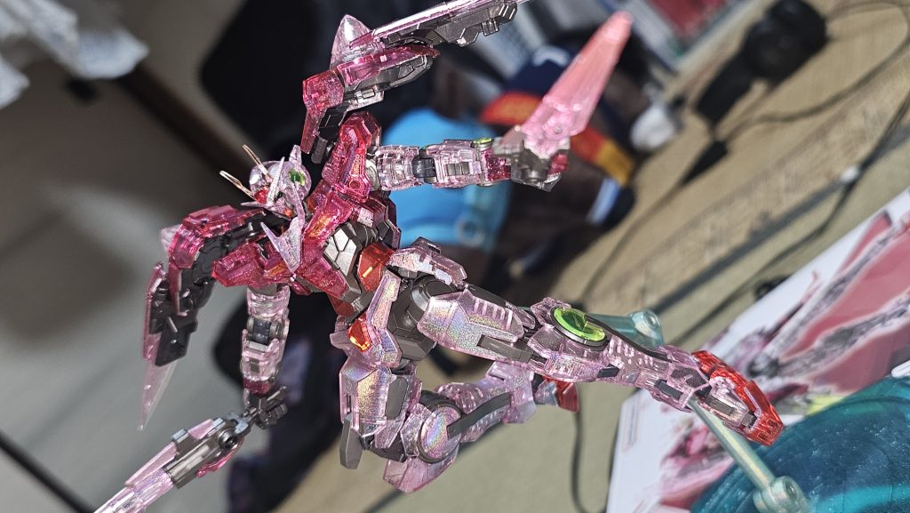 撮影スキルが欲しい(笑)。裏側への塗装なので、塗装剥がれを気にせずにガシガシ動かせて楽しいです。これからオーライザーも作ります。ダブルオーライザーになったらまた投稿するかもです。以上です。失礼しました。