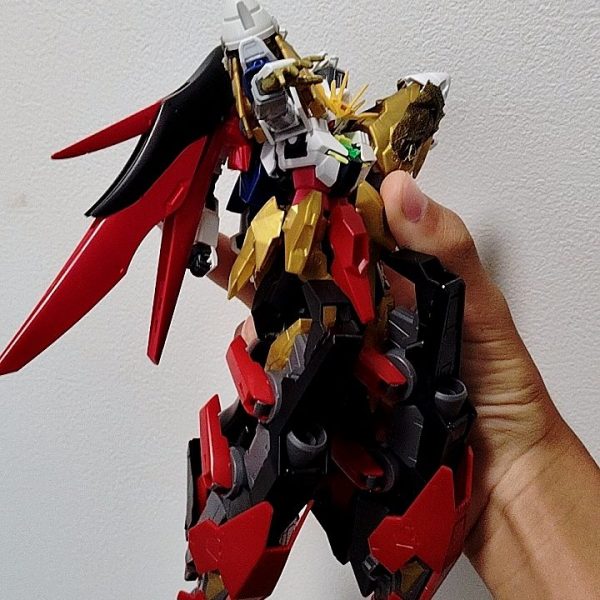 最近のルシフェルです。新たにティフォエウスガンダムキメラの、足のブースターを取り付けました。さらに、ドラグーンも追加しました。（1枚目）