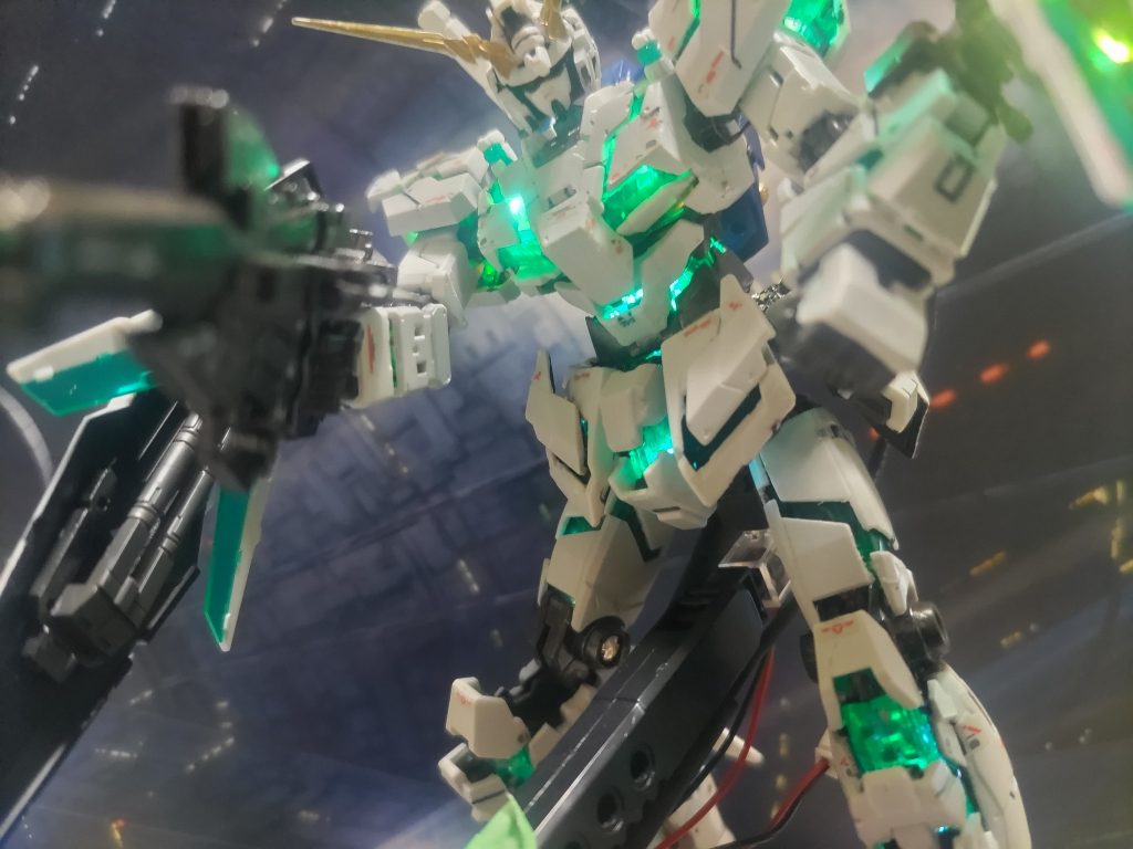 部屋明るくしての撮影後はウェポンとバックパック周りのLED化します〜