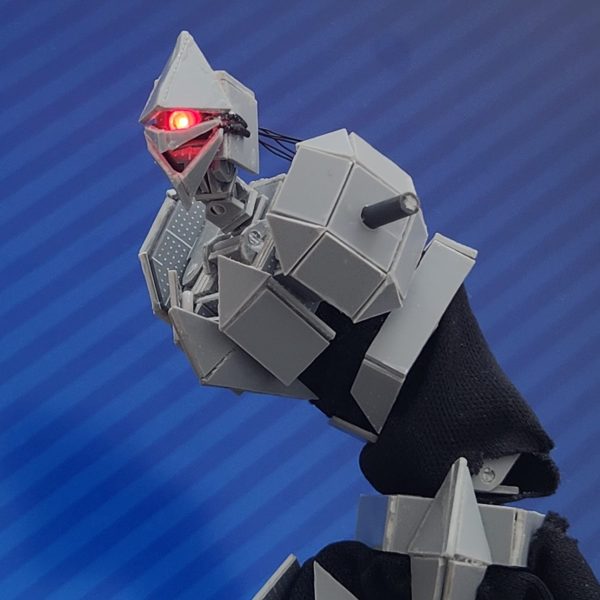 先代機のルエーダの後継機としてデザインし、フルスクラッチで制作しています。頭部の展開ギミックや、コックピットハッチの展開、内部に拘りました　可動域はかなり広めですモノアイは電飾してあります（1枚目）