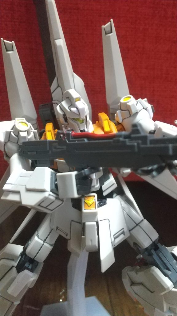 ビームライフルを構えてポージング