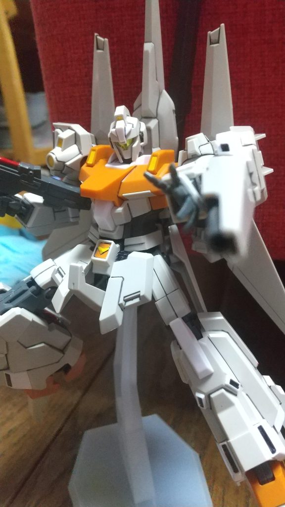 シールドのビーム・キャノンを構えてポージング！平手パーツはRGHi-νガンダムのを使用