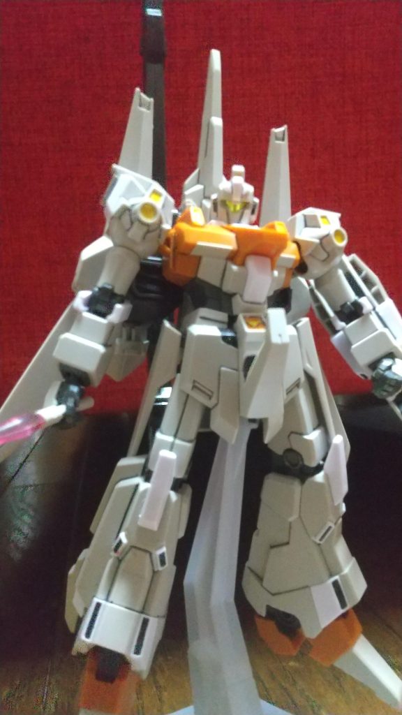 ビームサーベルを抜刀し佇む