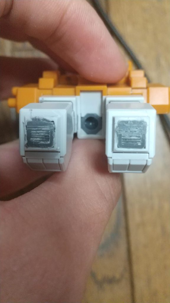 変形に使うパーツの腕部のモールドが気になったのでコトブキヤのバーニアノズルを使ってシャッターの様なものを製作しました。