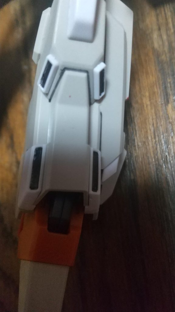 足のモールドを黒マーカーで塗装(もう一つも同様)