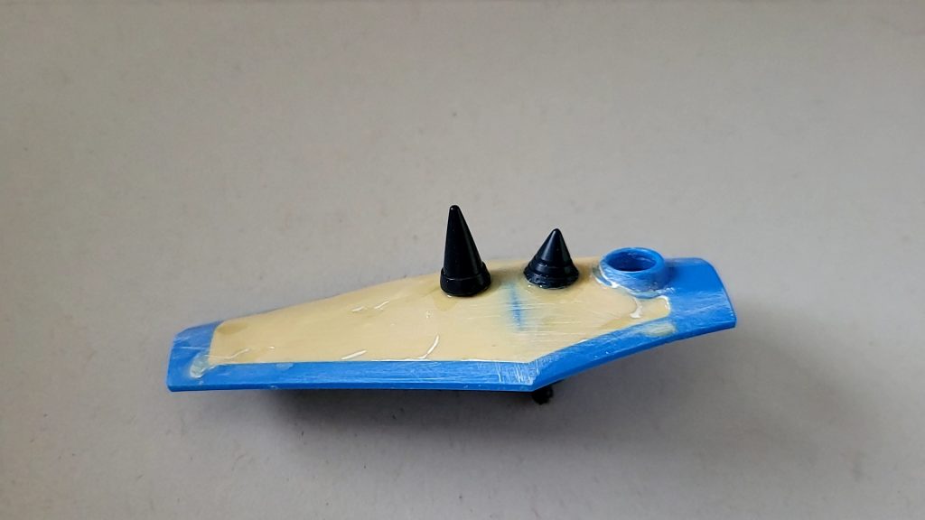 予備？でついてきたシールドのパーツが足りないところをパテで埋めスパイクを接着