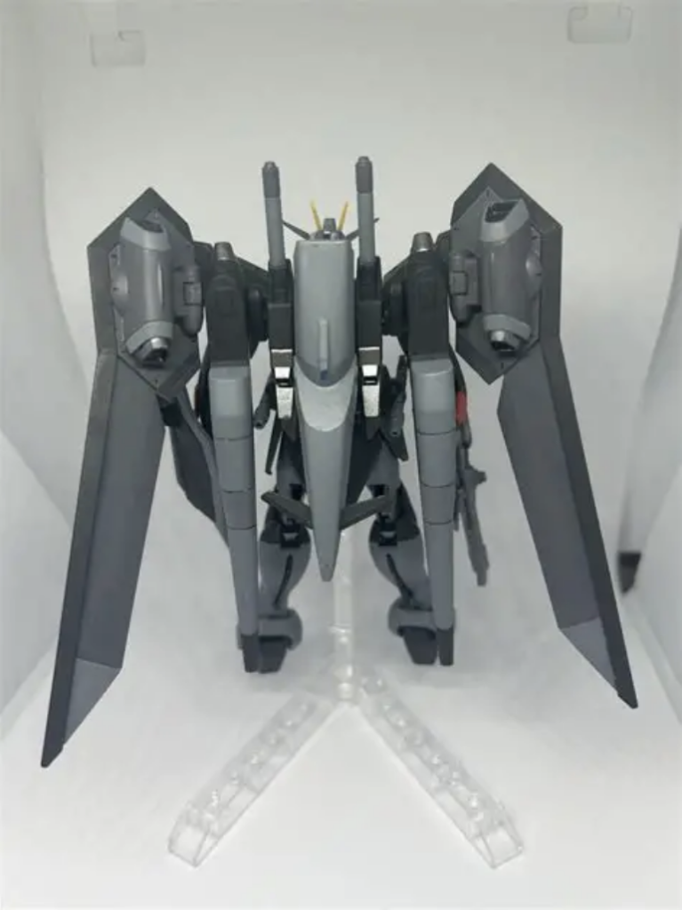 正面、後ろ、左右からの写真です。主にライジングフリーダムガンダム、イモータルジャスティスガンダム、セイバーガンダムを使用してミキシングしています。本当はセイバーやジャスティスの顔にしたかったんですが、変形時に頭部に被せるライジングフリーダムのパーツとセイバーやジャスティス系統の頭部の鶏冠パーツが干渉してしまう為、フリーダム系統の頭部になりました。