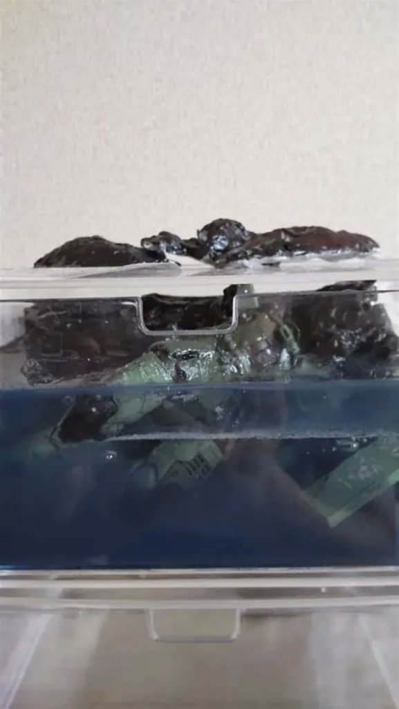 横から見ると、レジンが途中で固まり層ができちゃっています^^;