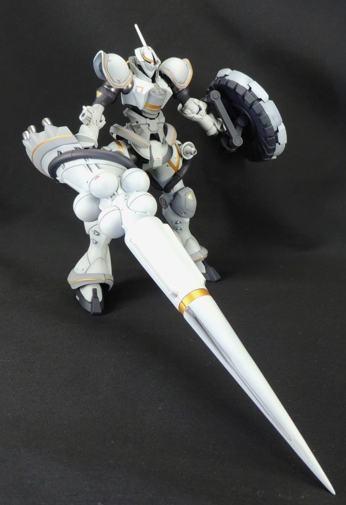 巨大なハクジは先端をヤスリで先鋭化しました。キット付属のクリアのディスプレイ台座とハクジは専用パーツで接続できますが、見栄えを優先して接続部分をプラ板で塞ぎました。6基あるノズルは、フチを薄く削り込んでいます。