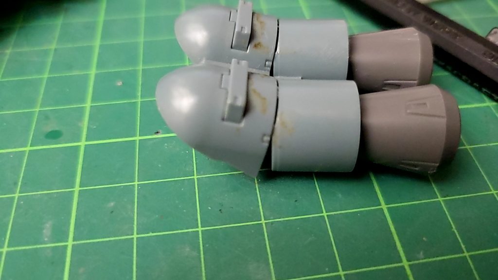 バックパックの角度を変え大型スラスターノズルを追加