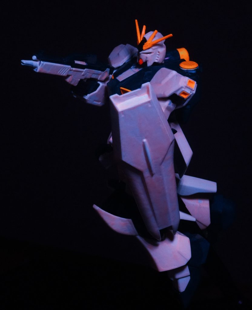 νガンダム　蛍光塗料試作