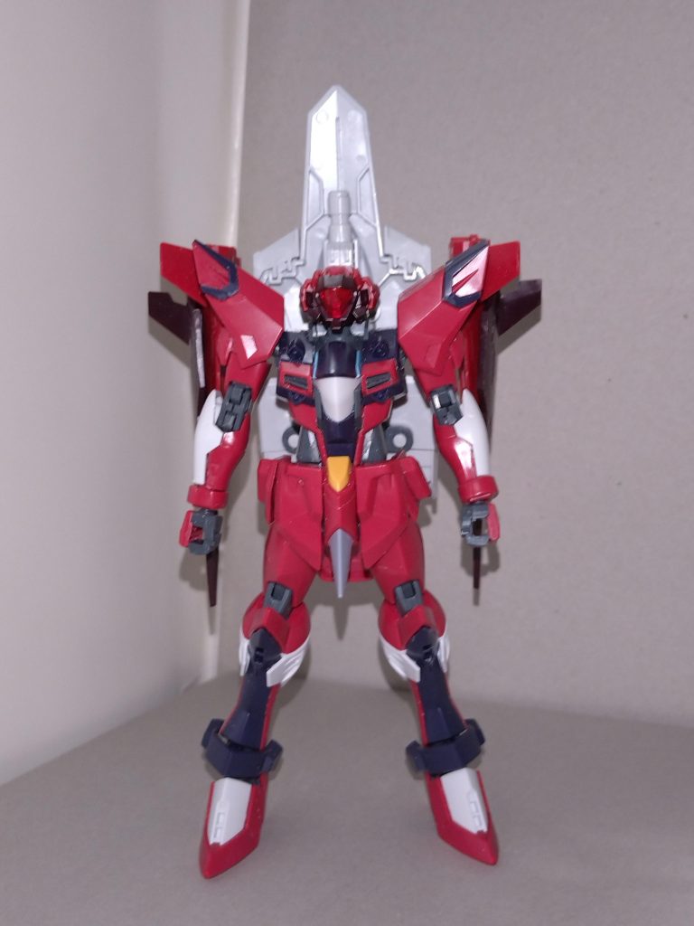 【概要】ZGMF-1813 / カレッジアスジャスティス(一般機) 30近いバンドを掛け持ちする凄腕ベーシスト・八幡海鈴が制作したガンプラ。海鈴が制作したガンプラはこれまですべてが量産機で、旧キットのビグロ、ドライセン、ベルガギロスと宇宙世紀ものに特化していたが、今回始めてコズミック・イラものとなった。制作するにあたり「量産機とそのカスタム機を、パーツ差し替えで再現する」ことをテーマにしている。