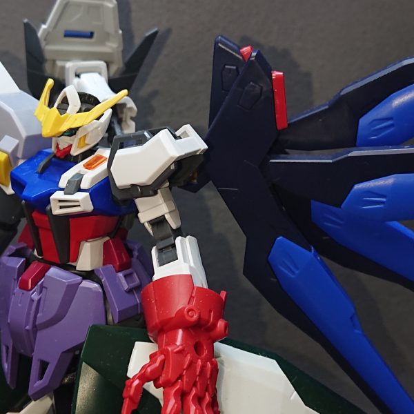 75番目のストライクの仮組ができました！今回のストライクは、自分の作品によくコメントをくださる“Sont@さん”から頂いた“『悪』に全振りした禍々しいストライク”という改造案を元に自分なりにブラッシュアップしたモノになります！全体のデザインとしては“禍々しさ”を表現したくて、可能な限り左右非対称になるようパーツを組み合わせ、歪でアンバランスな感じに仕上げてみました💡左腕には、どんなものでも切り裂く“悪魔の手”に見えればいいなと思い30MMの大型クローを装備させて、反対の右腕には男のロマンである“ドリル”を装備させてみました！左右非対称感を強く表現するために右腕を左腕よりも長くしてみたりと、ささやかな工夫も入れていますｗ設定としては高速回転したドリルを相手目掛けて撃ち出すことも可能だったりしますｗ▼他には敵対する悪の兵器って大型のMAが多いような気がしたので“悪”を表現するためにMAの要素も取り入れるべく脚部を“レギンレイズジュリア”のモノにしてみました✨サイドの大型シールドにはジャンクパーツから砲身っぽいモノを追加してビームを撃てるように工夫してみました！脚部ブレードによる格闘戦に加えて、砲撃戦も可能となっていますｗ脚部には本機体の動力源であるGNドライブを2つ追加しており、大型シールドによって守られている感じです💡スタンド無しでの自立と引き換えに、動力源とMA感を手に入れることが出来ましたｗ▼バックパックでも禍々しさを表現するために左側をストフリの翼、右側をオリジナルの武装にしています💡左側の各ドラグーンにはGN粒子貯蔵タンクが内蔵されている設定で、オールレンジ攻撃でGN粒子を一定量使い切ると自動的に戻ってきてGN粒子を再チャージします！チャージしている間が攻撃のチャンスですね💡悪役の機体にはこういう感じの弱点をちゃんと作って主人公に攻撃のチャンスを与える“お約束”ってのが必要ですよｗ右側のオリジナル武装は“有線式攻撃型シールドビット”という武装で、デュエルのシールドに30MMのブレードパーツなどを合わせて相手を切り裂けるようにしてみました✨有線の部分は100均にある3mm径のアルミワイヤーを使用して表現してみようと考えています▼あと、悩んでいるのは頭部とカラーリングですね💦現在頭部は悪役感を強く出すためにバルバトスのモノにしているのですが、全体的にストライク要素がかなり少なくなっているのが不安要素ですねｗ💦頭部だけでもストライクに戻そうか悩み中です…カラーリングは悪役感や禍々しさを出しつつ自分らしさを上手く入れていけるようにギリギリまで悩み抜きたいと考えていますｗでは、完成投稿でまたお会いしましょうｗ（2枚目）