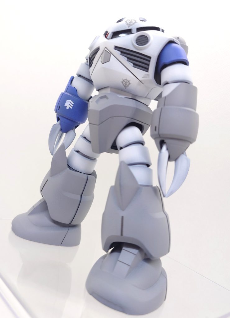 アシンメトリーでブルーを塗装しています。