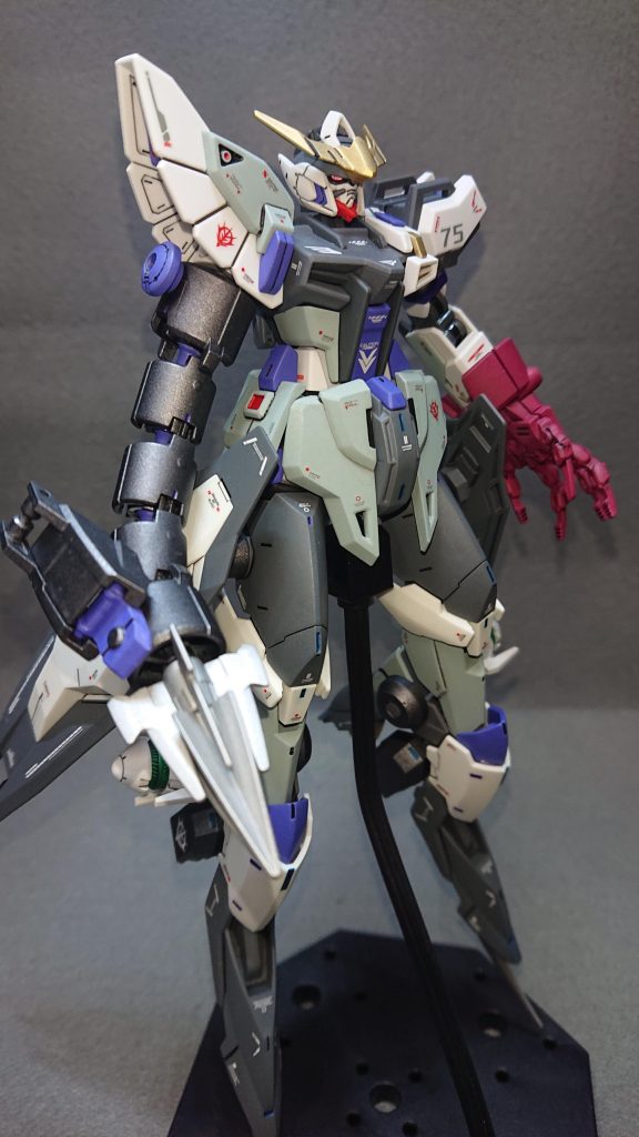 頭部 :バルバトス胴体 :ストライク腰部 :テルティウム肩 :右 サンドロック 左 ストライク腕部 :右 30MM 左 ストライク+30MM脚部 :レギンレイズジュリアバックパック:オリジナル