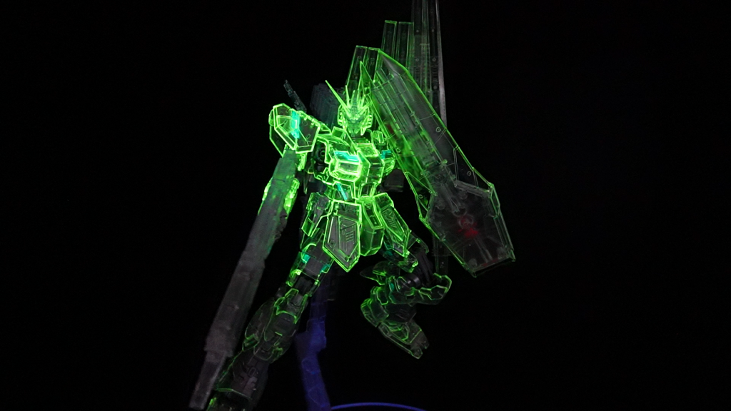 365nmのブラックライトを当てると発光します。