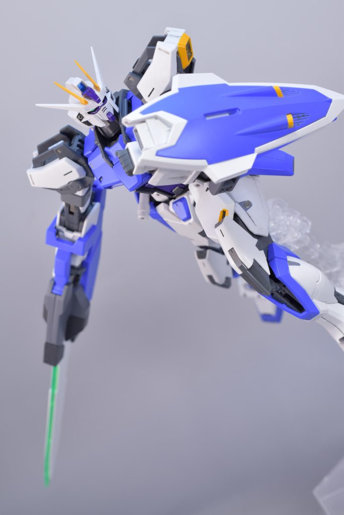 ソードを構えて突進する感じで1枚。大型のブレードを構えているポーズはかっこよさ満点ですよね。