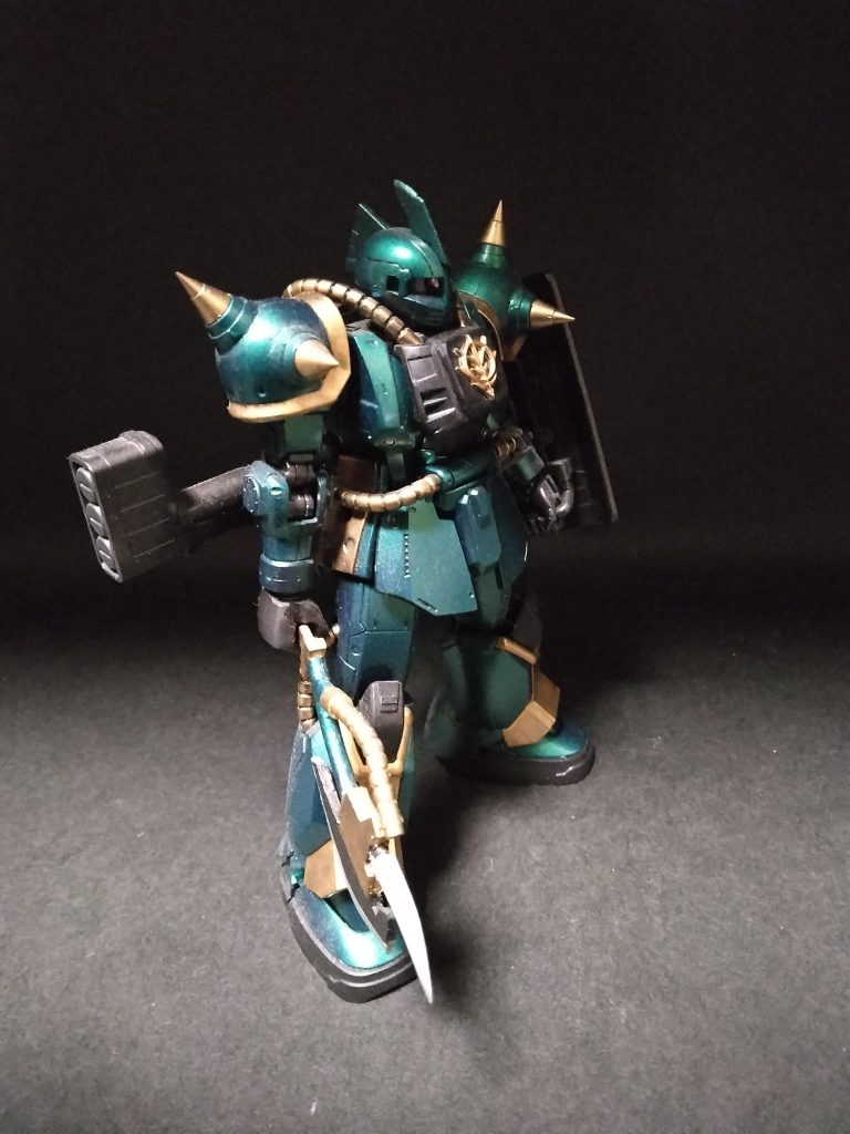 カラーは黒サフにメタリックグリーンをスプレー。ゴールドは筆塗り。
