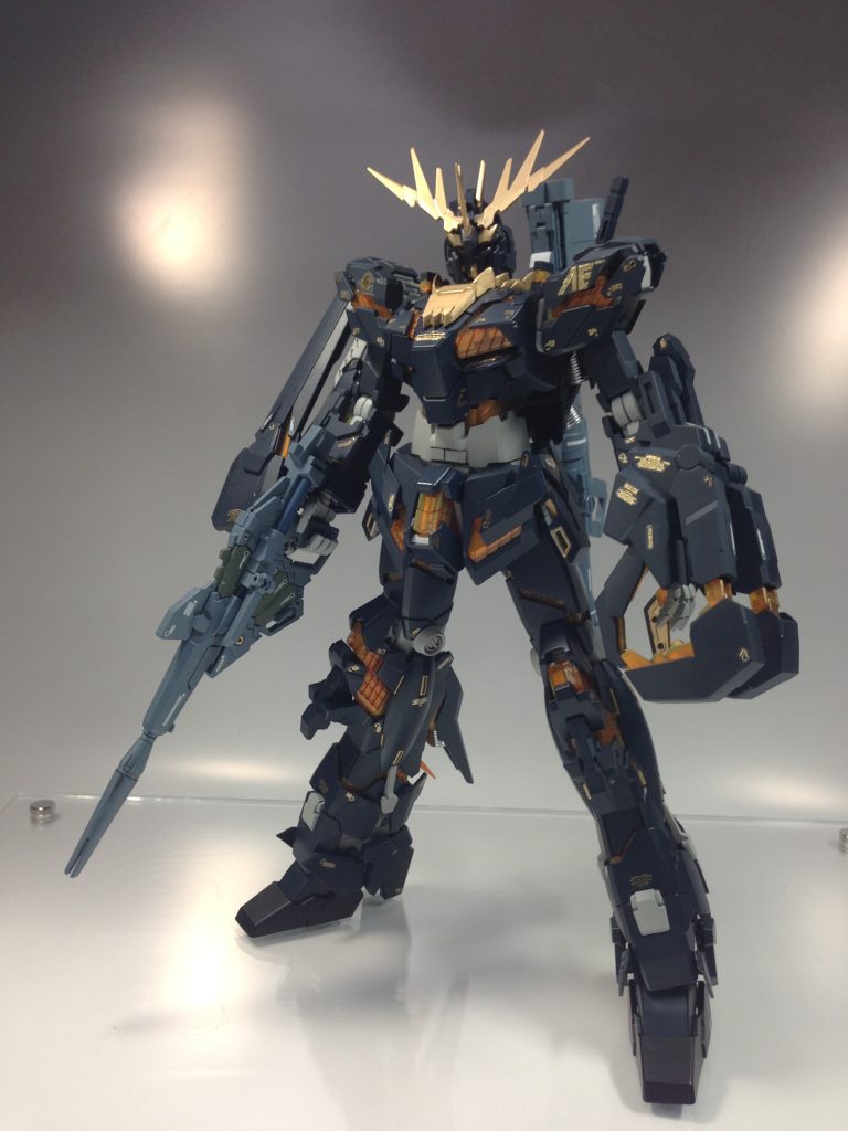 サイコフレームは裏側: ガイアのスターブライトゴールド(うろ覚え)を塗装表側: タミヤエナメルのクリアレッドで墨入れ後、ガイアの蛍光クリア