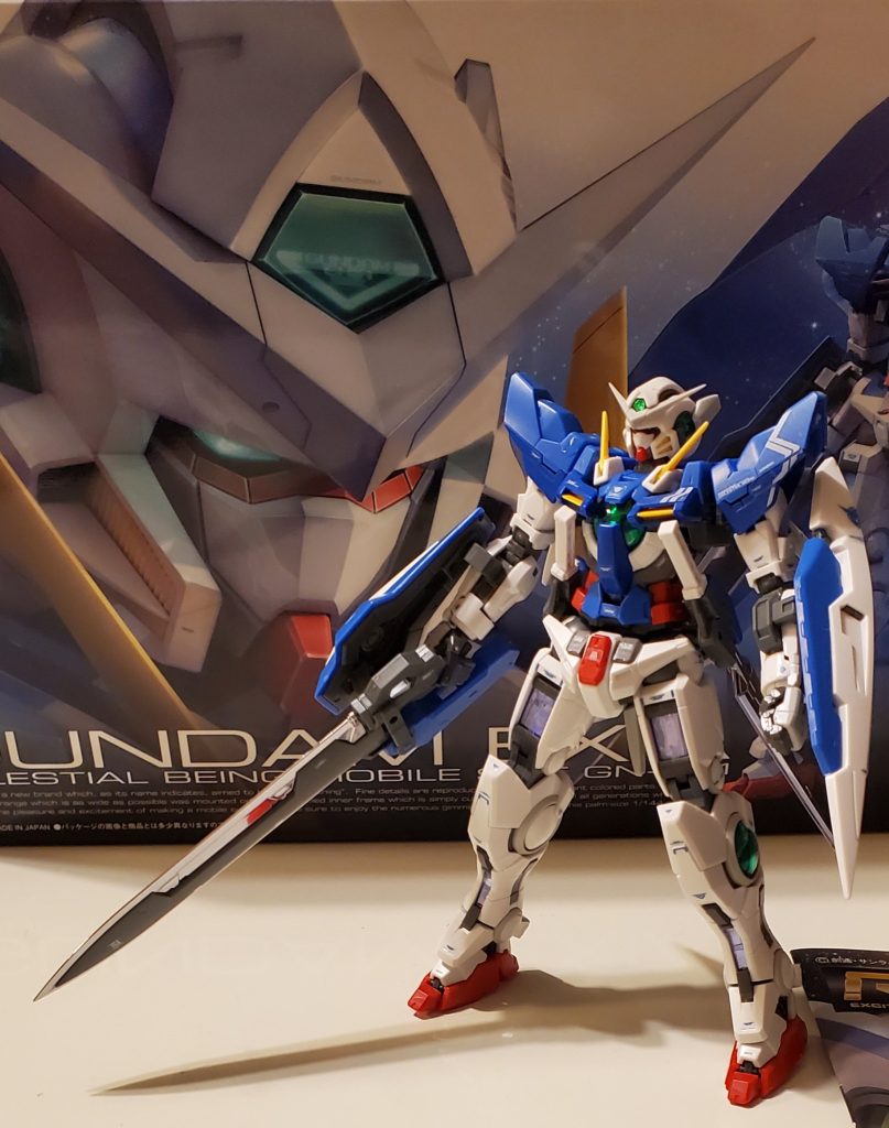 近くのお店に売ってて、名も知らないガンダムの上、初めて見るグレード。何だろう?って思って調べたのがキッカケ。迷いに迷い、エクシアを購入。そして、この写真が唯一、よく撮れている写真であります笑それでは、隅々まで見ていきましょう(gundam-kao2)