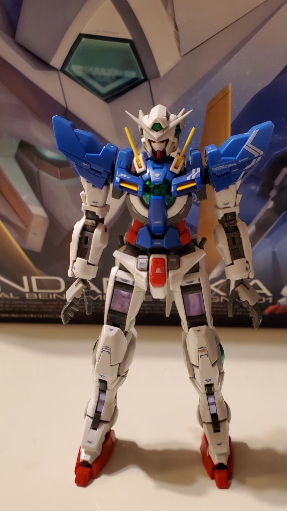 何この立ちポーズ笑手が何かウズウズしてますね笑とはいえ、パーツの細かさ、色分け、リアルさ何をとっても子供の頃作ってたもの(W、ゴッド世代)とは別格。そして、このエクシアとやらは...カッコイイ!