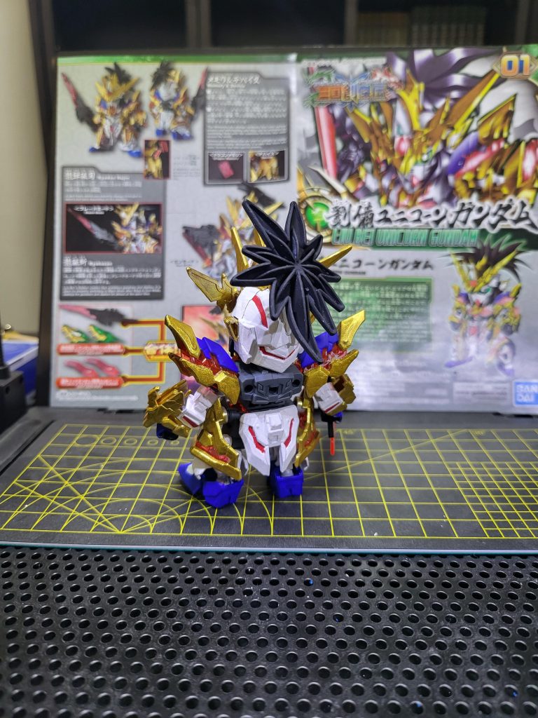 初なので勝手がわからずとりあえず全部塗れば良いかなって感じで塗ったんですが白部分の塗装がすごい難しく汚い仕上がりになってしまったにはすごく残念ですけど初の色塗りプラモなので大事な一体になります。