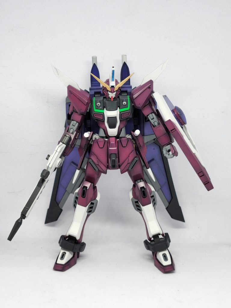 正面。なかなか本体の色味が気に入らず、試行錯誤。ようやくこれに落ち着きました。塗り終えて、組み立てて、最後の最後で…はい、オワタ💦シールドの溝みたいなところ塗り忘れ。もう、諦めました。