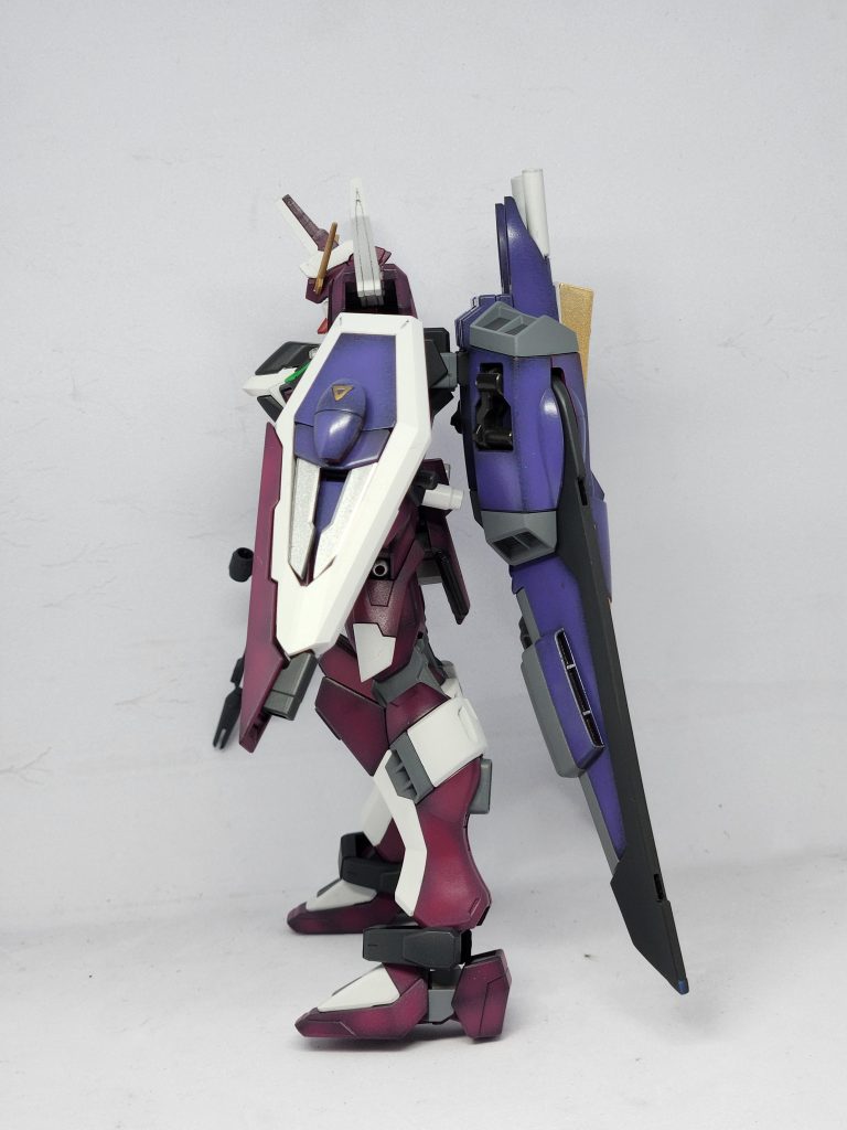 横。本体より目立つ後ろのファトゥム-01。これだけは一発で色味が決まり、ようやくホッとした記憶があります。