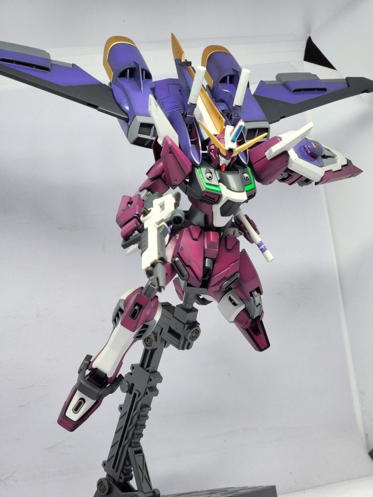 ポーズ1。あちこちミスで、もはやポーズありきのカッコ良さに頼らざるを得ません。羽を広げると我が家の撮影ブースからはみ出んばかりでございます。この機体、やはり飛んでるのが様になりますが、それを上回る撮影ブースの汚なさに気付かされました。