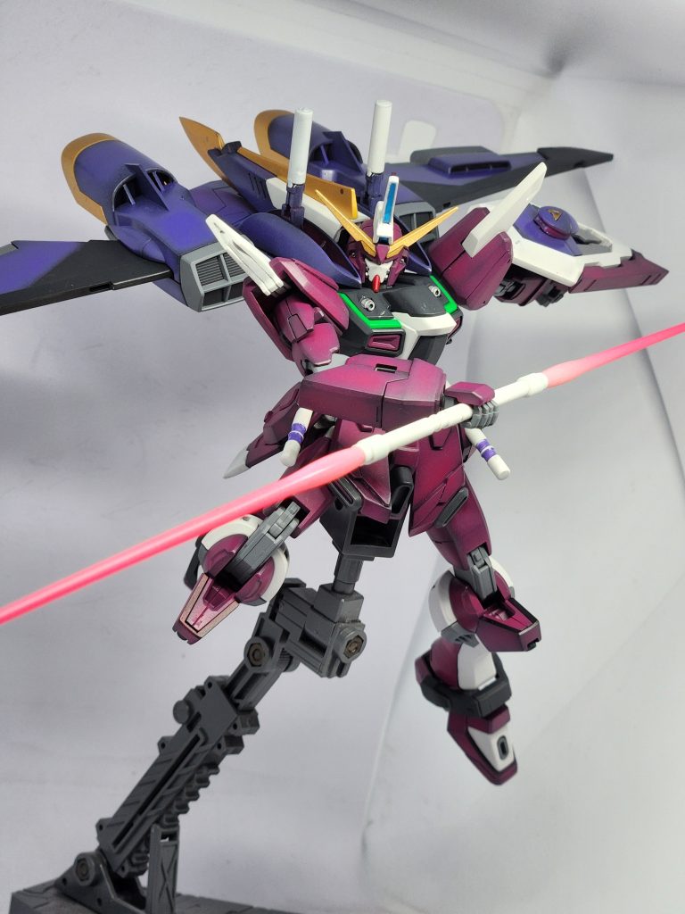 ポーズ3。今回ビームサーベルの発光表現も挑戦。正解なのかは不明ですが、良く見えたのでとりあえずオッケー🆗それにしても撮影ブース汚なっ。