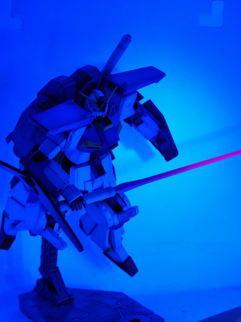 ポーズ2。ついでにビームサーベルの発光表現も練習しましたが、根元の白やりすぎで発光してませんでした。無念。いつもオチに『ってこと👺』付けてましたが、ネタがつきまして、今回から越中詩郎で締めます。次回もやってやるって‼️