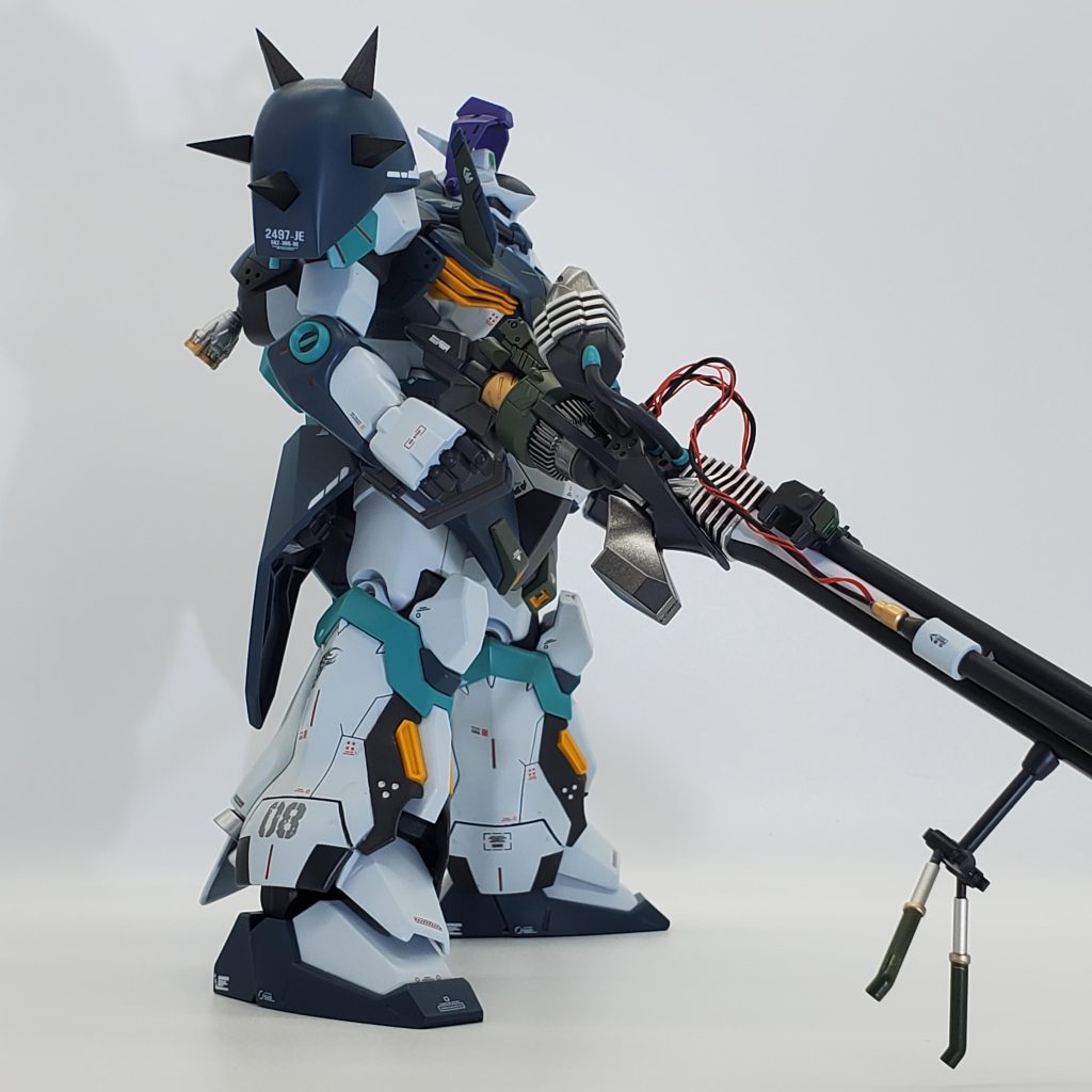 バイザーは真鍮線で上げ下げ可能です