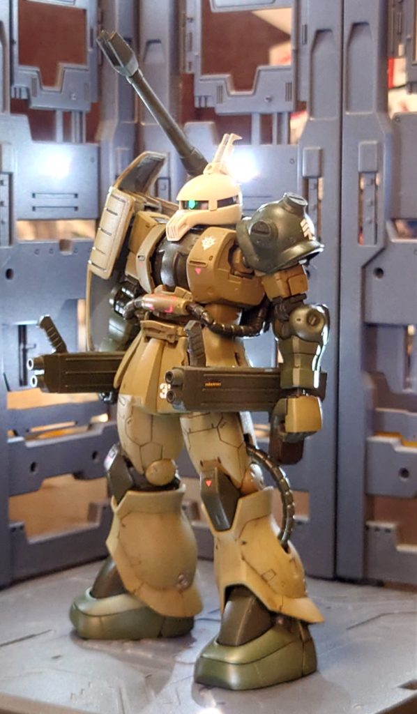 左前方より。胸部幅前後増しは意外と効果あると思います。ただ胸部装甲との隙間が出来るので、隙間埋め埋めにディテールパンチで抜いた0.3mmプラ板を貼り付けてみました。(よぉーく見ないと分かりませんけどw)スパイクは思い切って切断。支援に徹する機体にしてみました。ザク小隊の位置づけは、後方で煙幕ステルスや掩護射撃を行いながら、前線に指示を出す…隊長もしくは副隊長と言った所でしょうか…