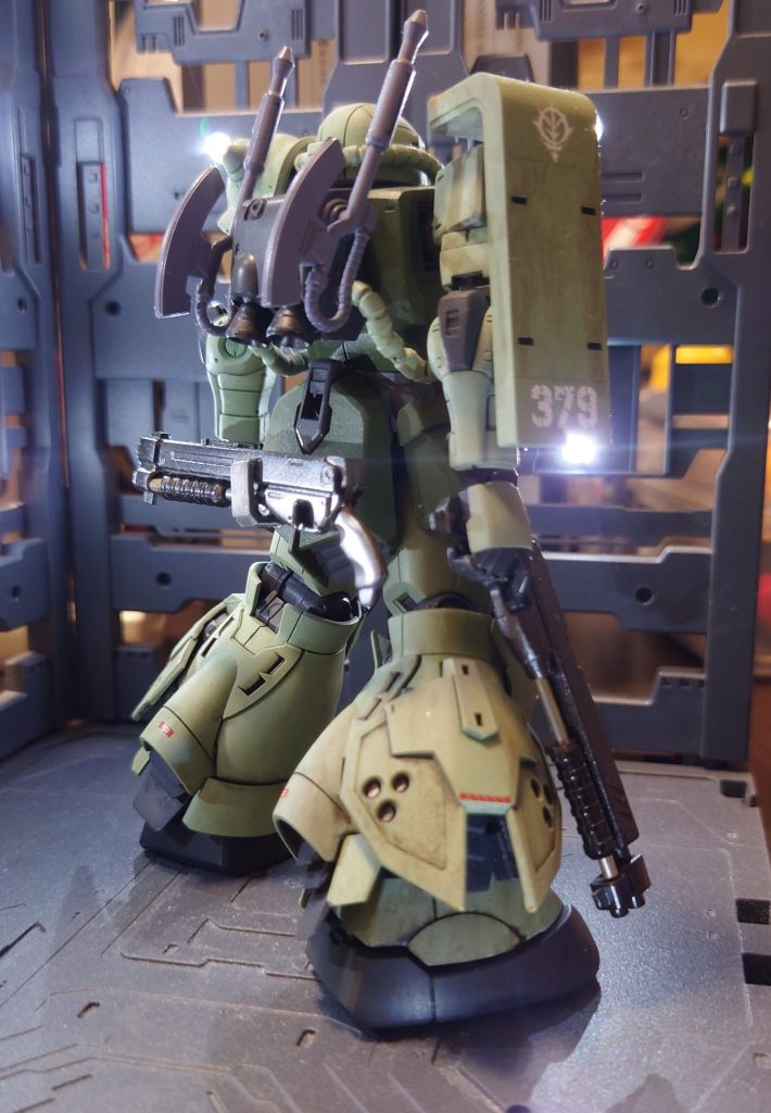 背面です。腰には予備のショットガン。恐らくこの機体の戦い方はヒット&ウェイ戦法でしょうから、リロードなんてしてる暇が無く、銃ごと交換するのですwホルダーもケンプファーのものを使っています。そして近接武器はヒートホーク×2!イメージソースはゲッ〇ー1ですw